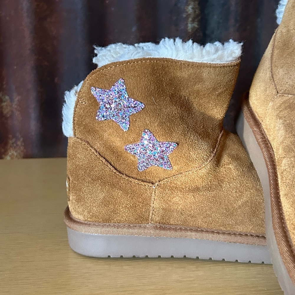 NWOT-Koolaburra by UGG kids sparkle Star boots chestnut faux fur lined size 4 - Picture 2 of 7